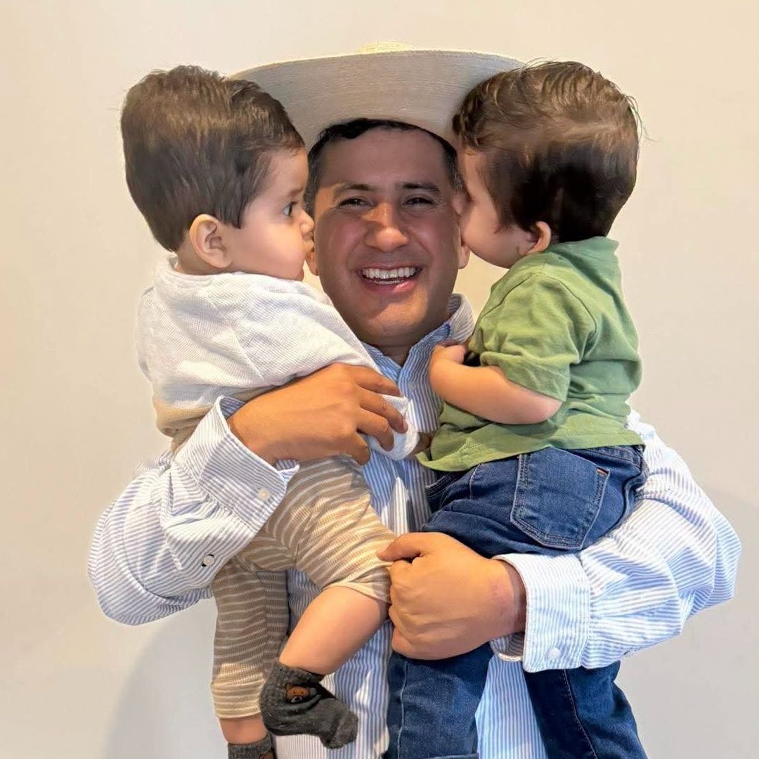 Carlos Manzo junto con sus hijos. Foto: FB Grecia Quiroz